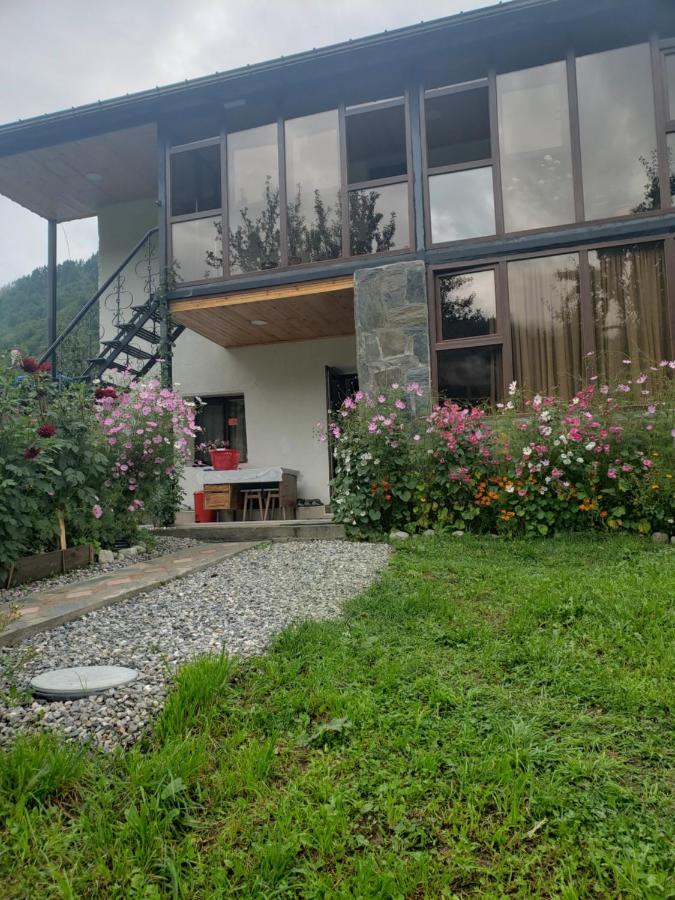 Guest House Nanu Mestia Exterior foto